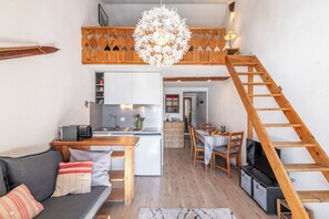 Living area - At the foot of the slopes, 2-room mezzanine, balcony, south-facing, ESF and shops nearby. (Tignes)