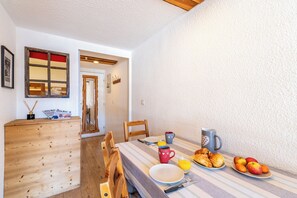 Dining - At the foot of the slopes, 2-room mezzanine, balcony, south-facing, ESF and shops nearby. (Tignes)