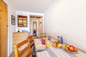 Dining - At the foot of the slopes, 2-room mezzanine, balcony, south-facing, ESF and shops nearby. (Tignes)