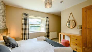 Cottage | Blackout drapes, iron/ironing board, free cribs/infant beds, travel crib