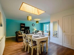 Fishing Cottage | Wohnbereich | 36-Zoll-Smart-TV mit Digitalempfang