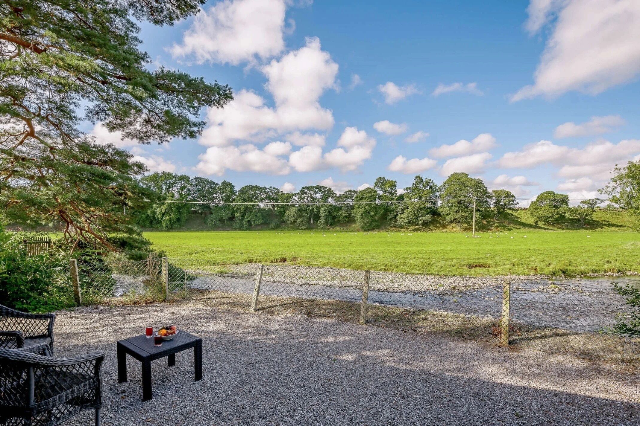 Riverside Cottage | Terrace/patio