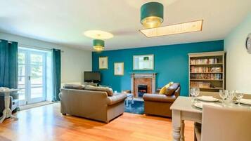 Waterside Cottage | Oppholdsområde | En 36-tommers smart-TV med digitale kanaler