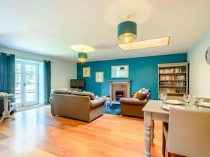 Waterside Cottage | Wohnbereich | 36-Zoll-Smart-TV mit Digitalempfang