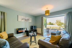 Småhus | Oppholdsområde | En 36-tommers smart-TV med digitale kanaler