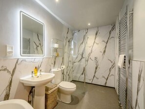Waterside Cottage | Bathroom