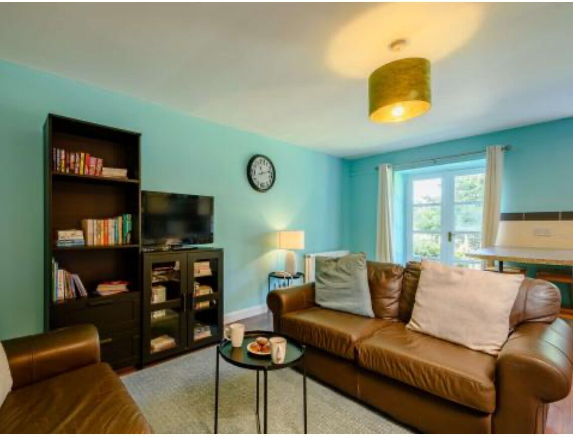 Småhus | Oppholdsområde | En 36-tommers smart-TV med digitale kanaler