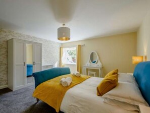 Småhus | Blendingsgardiner, strykejern/-brett og barnesenger (inkludert)