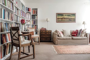 TV - Camden Parkside Apartment, by Veeve (London)