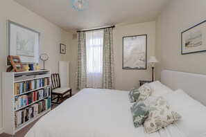 WiFi, bed sheets - Camden Parkside Apartment, by Veeve (London)
