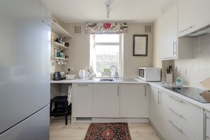 Fridge, microwave, dishwasher, toaster - Camden Parkside Apartment, by Veeve (London)