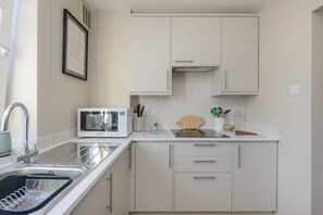 Fridge, microwave, dishwasher, toaster - Camden Parkside Apartment, by Veeve (London)