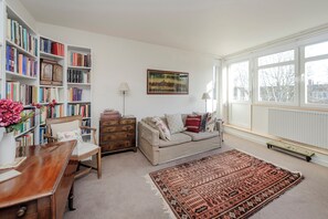 TV - Camden Parkside Apartment, by Veeve (London)