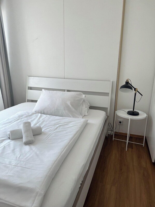 Tabla de planchar con plancha, internet y ropa de cama 