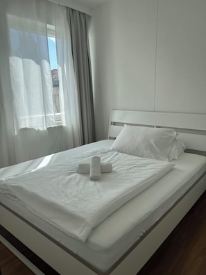 Iron/ironing board, Internet, bed sheets