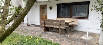 Zum Fröhlich. Quiet and very nice vacation apartment with large garden, carport