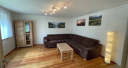 Zum Fröhlich. Ruhige und sehr schöne Ferienwohung mit großem Garten, Carport