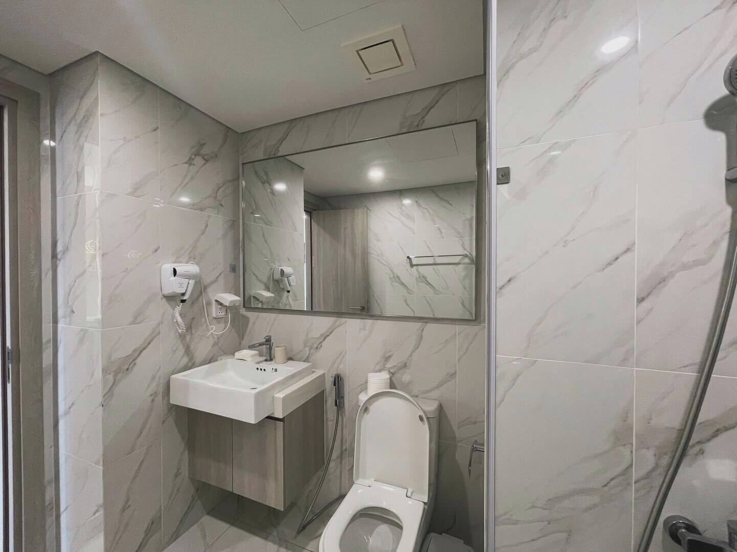 Hydromassage showerhead, designer toiletries, hair dryer, bathrobes