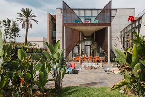 Outdoor dining - Villa Zaynab into a golf club - My rental Homes (Marrakesh)