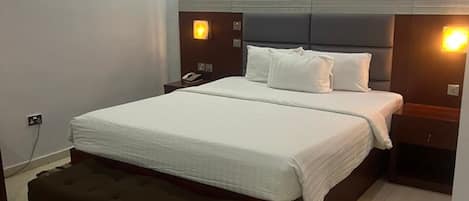 Executive Suite | Desk, laptop workspace, free WiFi