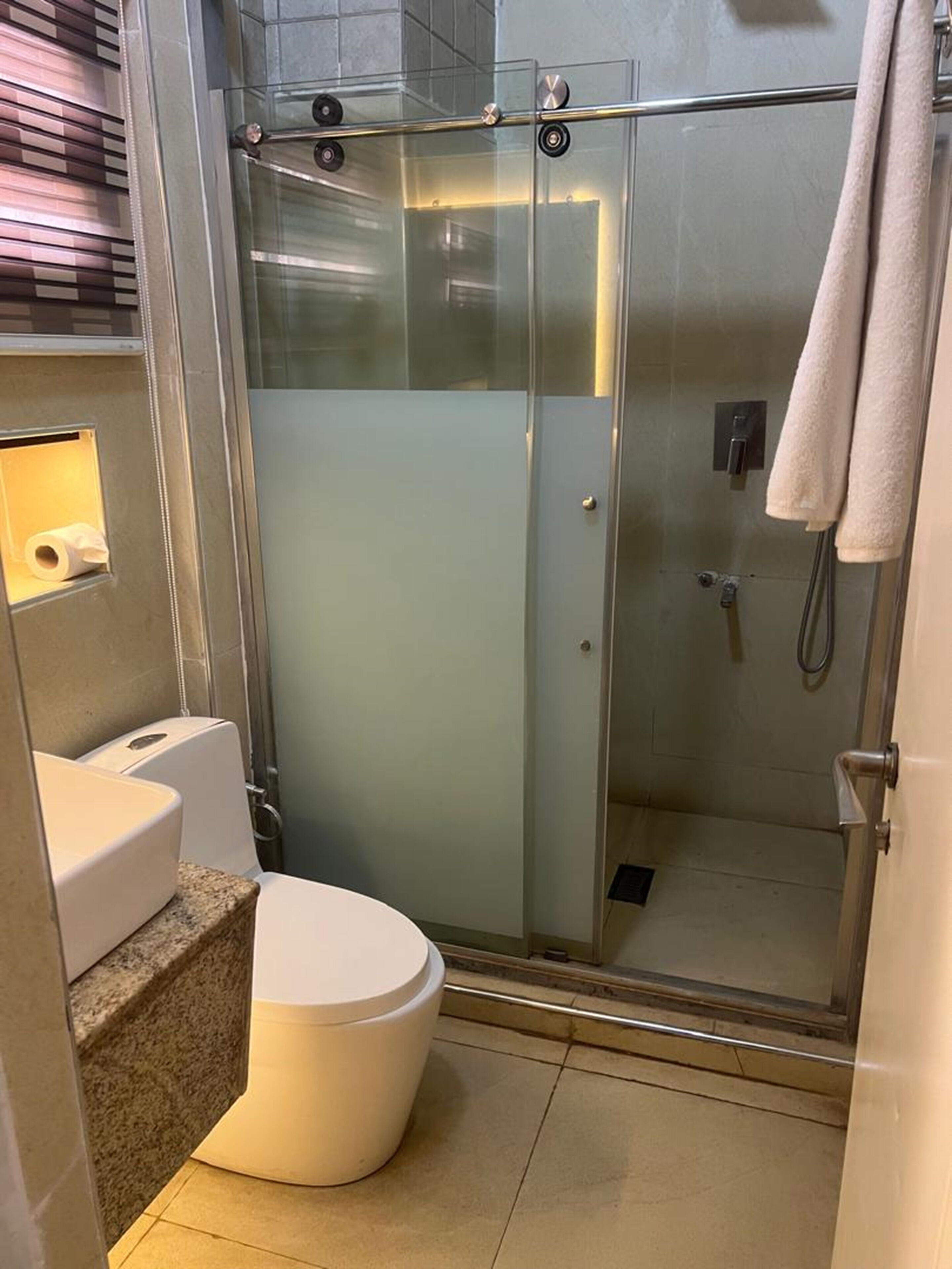 Classic-Zimmer | Badezimmer | Dusche, Handtücher, Toilettenpapier