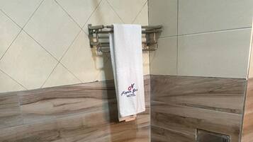 Phòng Suite Executive | Phòng tắm | Buồng tắm vòi sen, khăn tắm, giấy vệ sinh