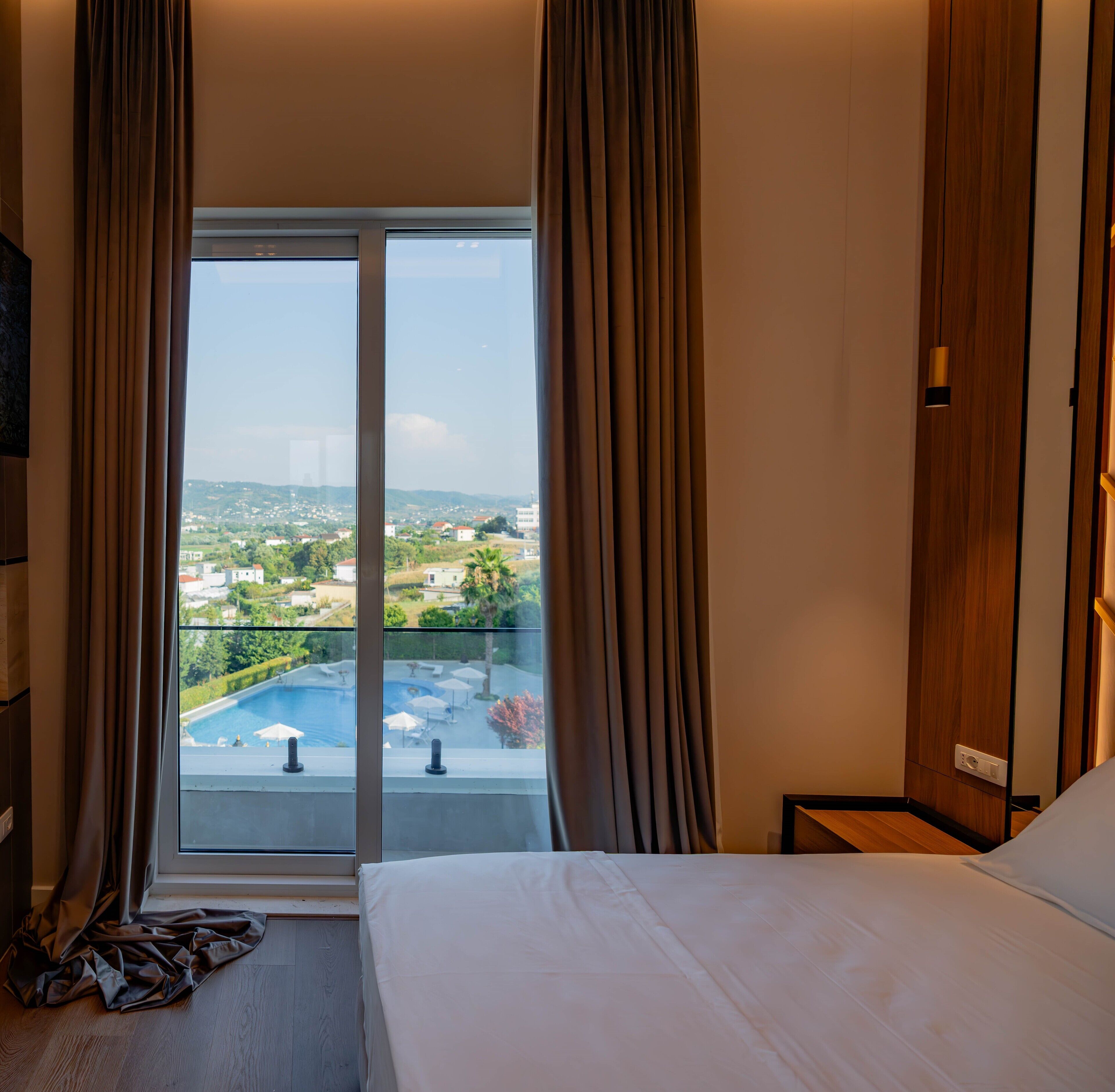 Royal Room | Premium bedding, desk, laptop workspace, soundproofing