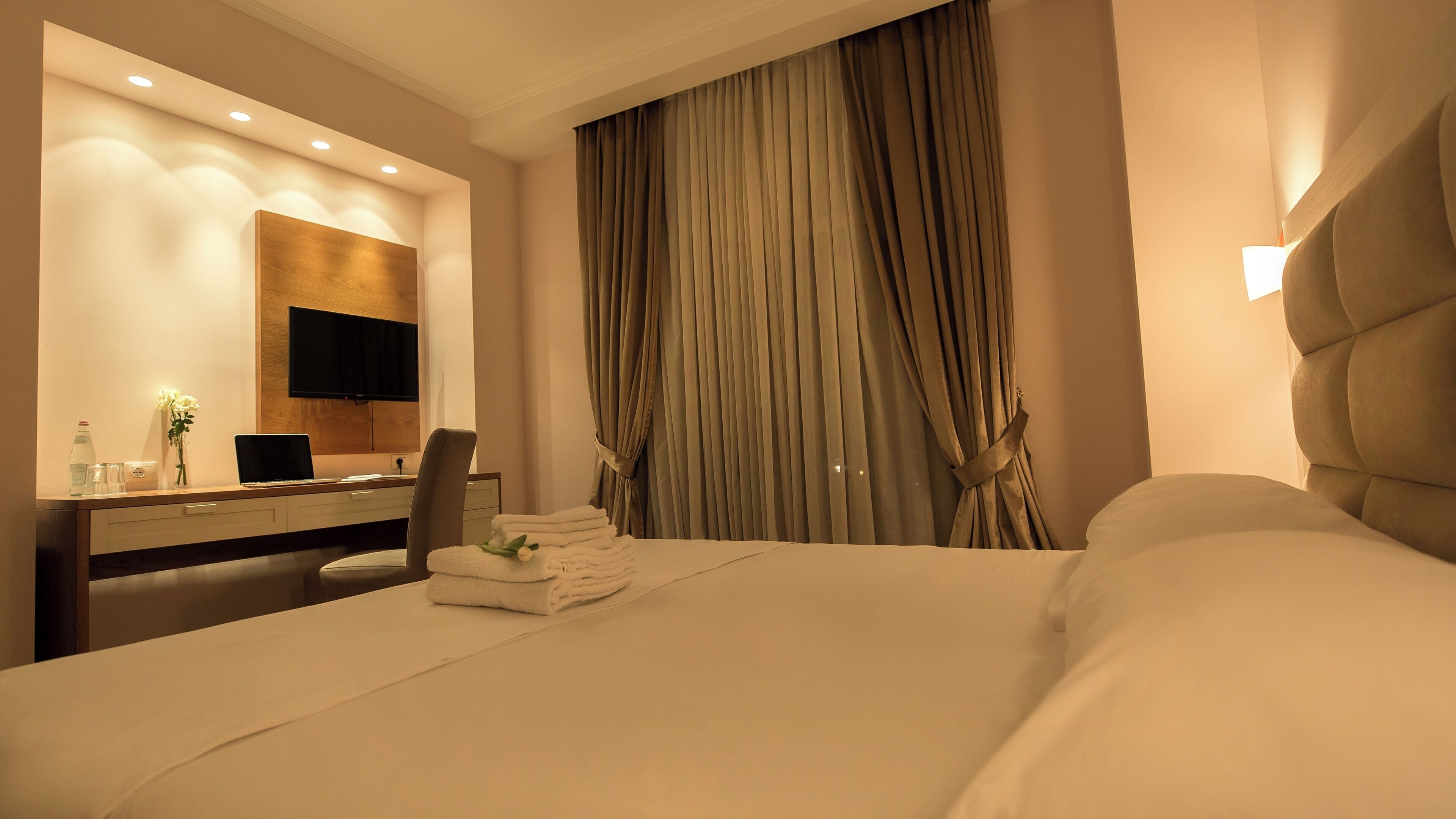 Deluxe Double or Twin Room | Premium bedding, desk, laptop workspace, soundproofing