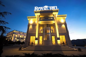 Front of property - Royal Hill Hotel (Vore)