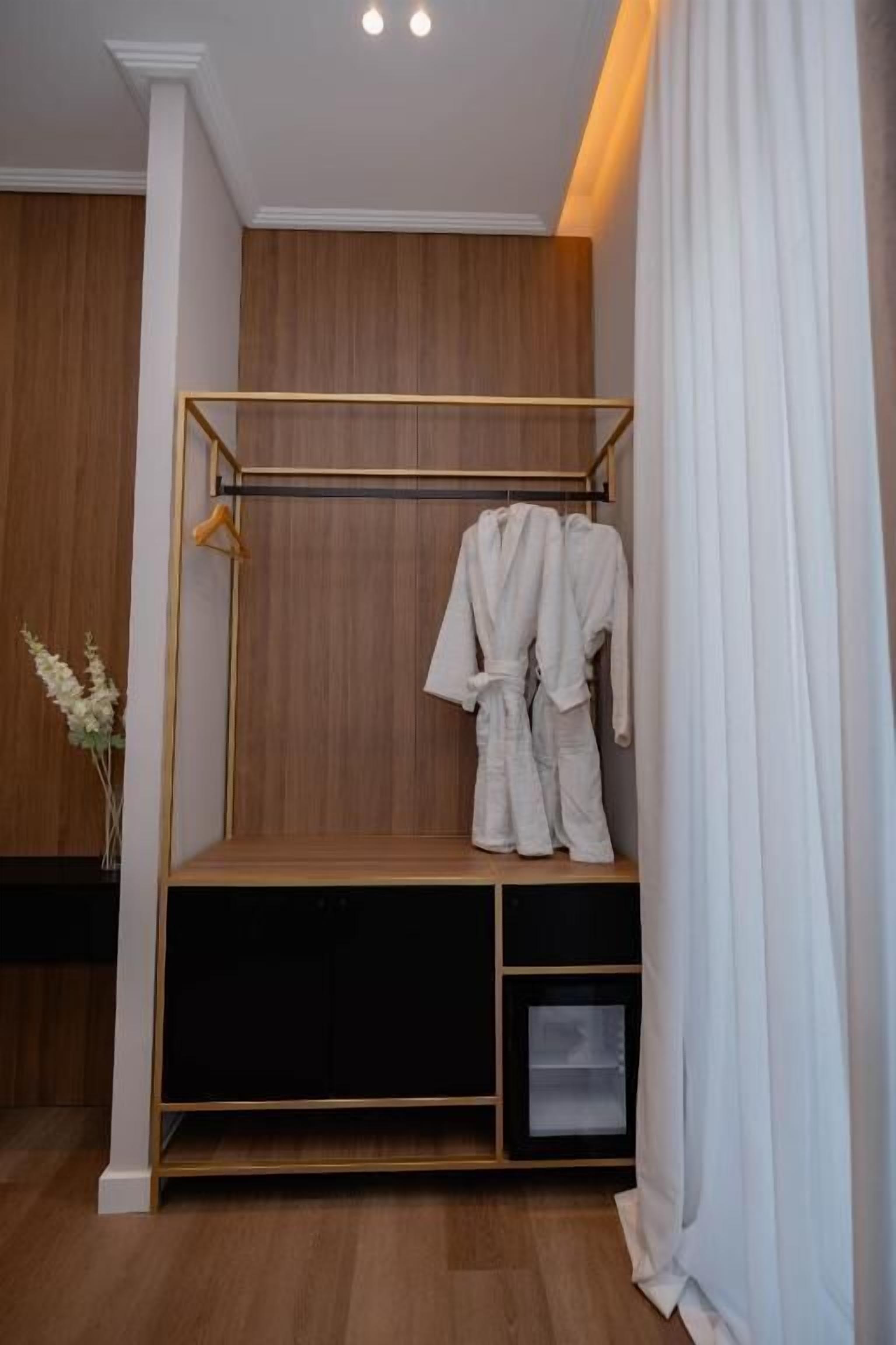 Quarto casal luxo, sacada, vista para o jardim | Parte interna