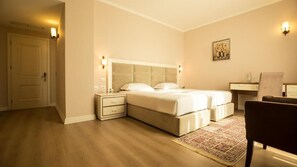 Desk, soundproofing, iron/ironing board, free WiFi - Royal Hill Hotel (Vore)