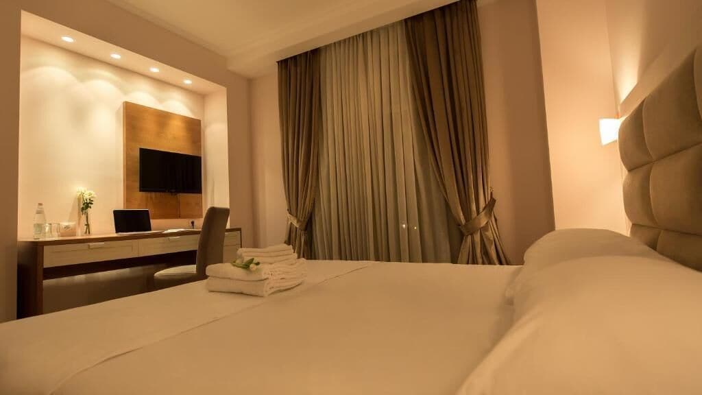 Desk, soundproofing, iron/ironing board, free WiFi