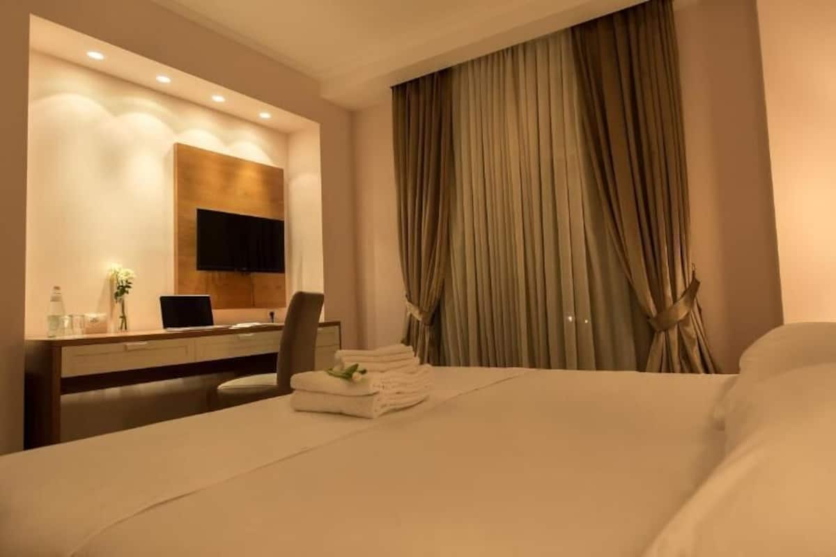 Desk, soundproofing, iron/ironing board, free WiFi