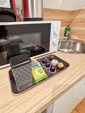 Double Room | Private kitchen | Espresso maker, coffee/tea maker, electric kettle - Au42BisJM (Cambrai)