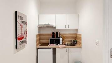 Tweepersoonskamer | Privékeuken | Een espressoapparaat, een koffiezetapparaat/waterkoker, een waterkoker