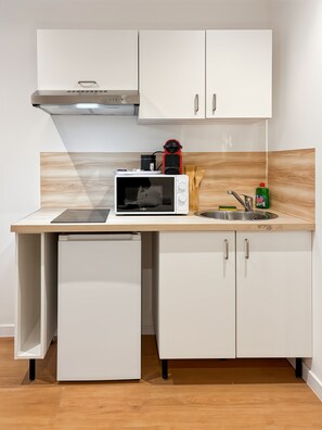 Comfort Double Room, Patio | Private kitchen | Espresso maker, coffee/tea maker, electric kettle - Au42BisJM (Cambrai)
