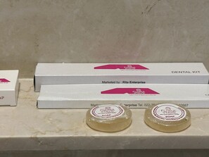 Douche, serviettes fournies, savon, shampoing