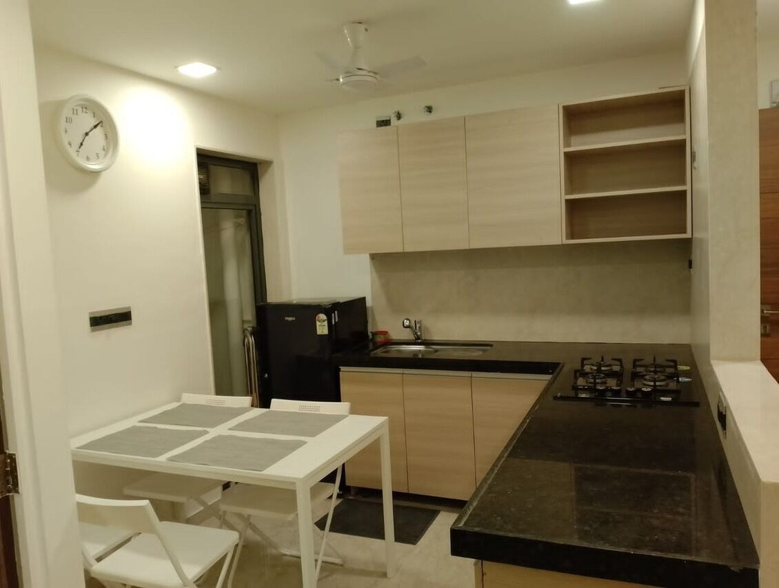 Frigorífico, placa de cocina y utensilios de cocina