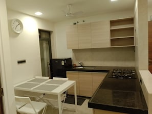 Geladeira, cooktop, talheres/pratos/utensílios de cozinha