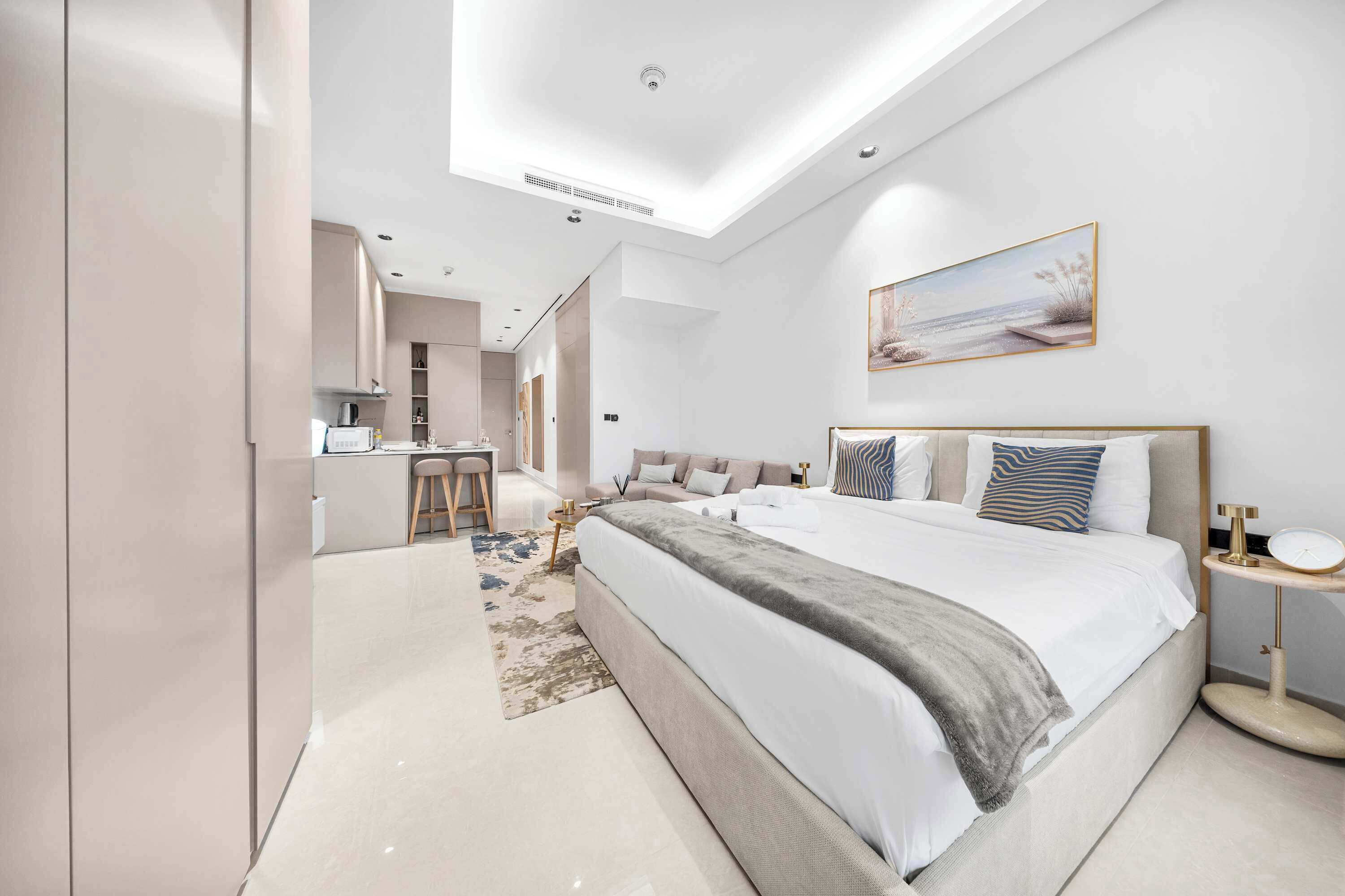 Ein modernes Schlafzimmer mit einem großen Bett, einem Nachttisch und Blick auf das angrenzende Badezimmer.