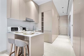 Réfrigérateur, micro-ondes, four, plaque de cuisson