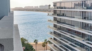 Un hotel moderno de gran altura con varios balcones con vistas a la playa y al mar.