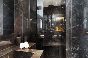 Shower, hair dryer - A Splendid 1-Br - Champs-Elysées (Paris)