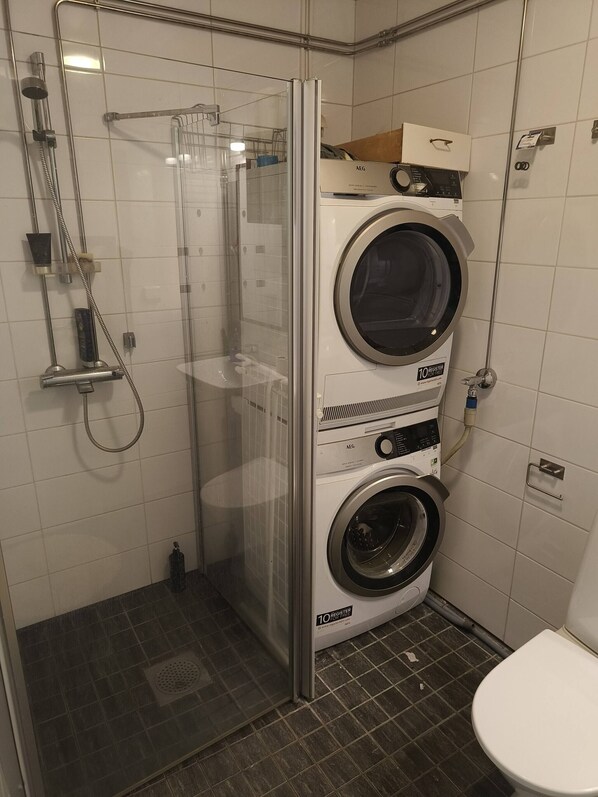 House, 6 Bedrooms, Accessible, Smoking | Bathroom