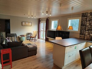 House, 6 Bedrooms, Accessible, Smoking | Living room
