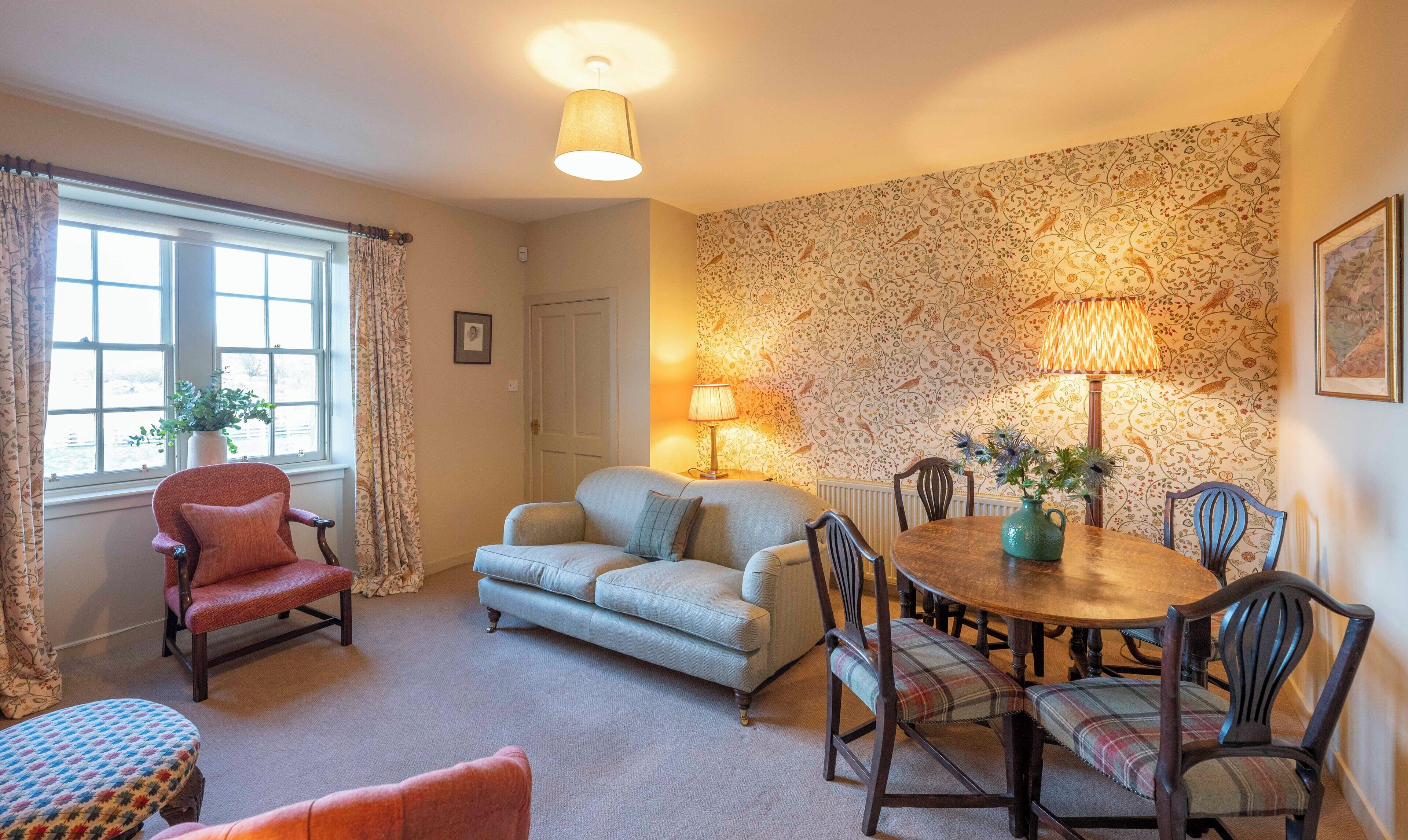 Talo, 2 makuuhuonetta, näköala puutarhaan | Oleskelualue | 32–tuumainen äly-TV, jossa kaapelikanavat