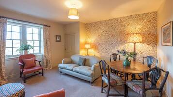 Talo, 2 makuuhuonetta, näköala puutarhaan | Oleskelualue | 32–tuumainen äly-TV, jossa kaapelikanavat