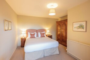 Desk, laptop workspace, free WiFi, bed sheets - Gamekeepers Cottage at Rosebery Steading (Gorebridge)