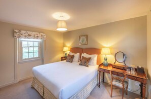 مكتب ومساحة عمل للكمبيوتر المحمول وواي فاي مجانًا وملاءات أسرّة