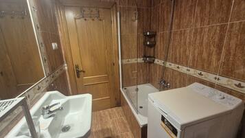 SĂšche-cheveux, serviettes fournies